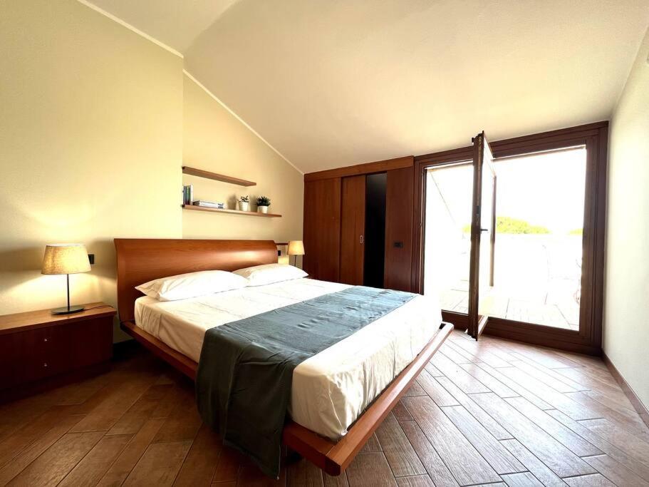 Ferienwohnung Attico In Piazza Matteotti Desenzano del Garda Exterior foto