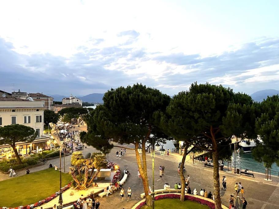 Ferienwohnung Attico In Piazza Matteotti Desenzano del Garda Exterior foto