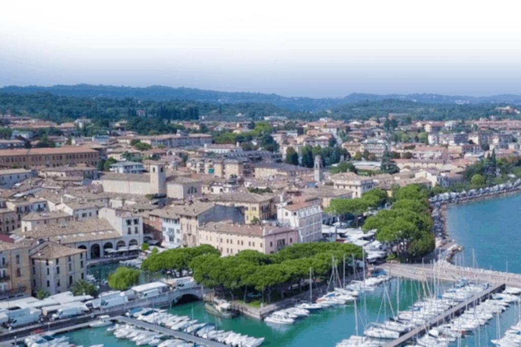 Ferienwohnung Attico In Piazza Matteotti Desenzano del Garda Exterior foto
